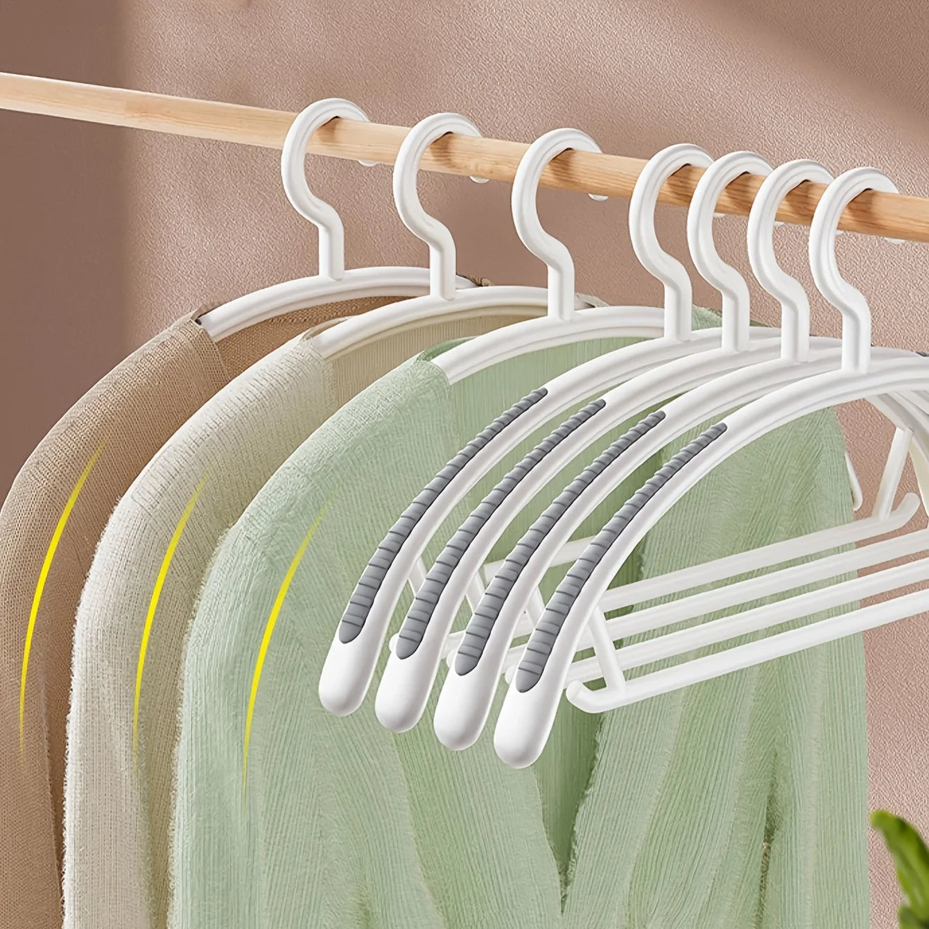 Heavy-Duty Non-Slip Plastic Hangers – Wide Shoulder Clothes Drying Rack for Home or Wholesale Use