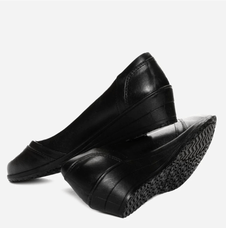 Easy Soft Ladies Madeline Pump in Black by World Balance